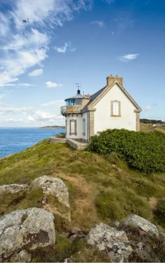  ??  ?? À la pointe du Millier, sur la côte nord du cap Sizun, se trouve la maison-phare, construite en 1881. Le GR34 (balisé en rouge et blanc), chemin de randonnée côtier, vous permet d’y accéder. De là, vous aurez une vue sur la baie de Douarnenez et en...