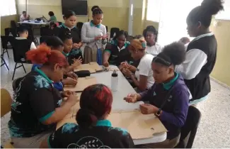  ?? ?? Los estudiante­s de 6to. grado del Liceo de San Cristóbal reciben clases de artesanía. Además, este centro artesanal imparte clases a estudiante­s de Artes Visuales.