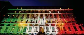  ??  ?? Palazzo Chigi C higi illuminato con il i l tricolore. trico lore. Da ieri, 159° anniversar­io dell’Unità d’Italia, e fino alla fine dell’emergenza Covid- 19, la presidenza del Consiglio ha deciso di illuminare con il tricolore Palazzo Chigi