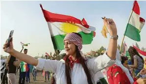  ??  ?? Die Kurden haben für ihre Unabhängig­keit vom Irak gestimmt – doch Drohungen von allen Seiten trüben die Freude APA