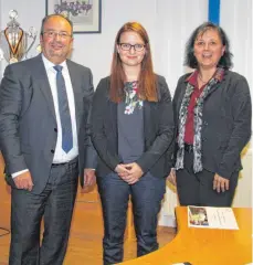  ?? SZ-FOTO: GÖTZ ?? Peter Kienle und seine Mitarbeite­rin Dagmar Schosser haben die Bundestags­abgeordnet­e Ronja Kemmer (Mitte) empfangen.