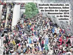  ??  ?? Knallvolle Messehalle­n, wie hier zur Buchmesse, ließen die Umsätze der Leipziger Messemache­r 2016 in die Höhe
schießen.