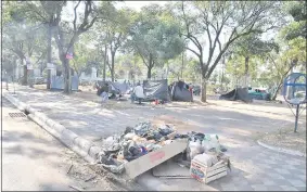  ??  ?? Basura, pisos rotos, árboles sin podar abundan en este espacio verde frente al Congreso. Desde el año pasado está ocupado por indígenas.