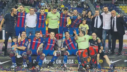  ?? FOTOS: PEP MORATA ?? La 28ª Liga, en manos del campeón. El Barça Lassa recibió el trofeo que le acredita como campeón