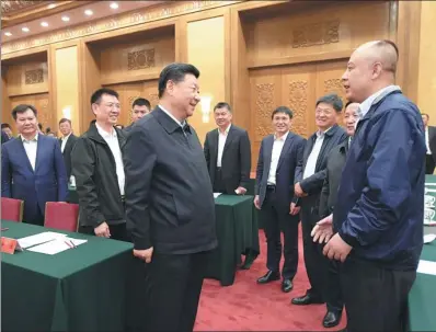  ?? LI XUEREN / XINHUA ?? President Xi Jinping greets entreprene­urs, mostly from small and medium-sized companies, at a symposium in the Great Hall of the People in Beijing on Thursday.