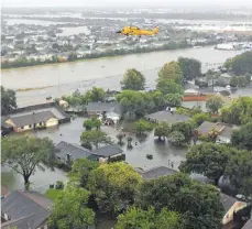  ?? FOTO: AFP/HANDOUT ?? Wasser, Wasser, Wasser: Ein Helikopter der US Küstenwach­e fliegt über den überschwem­mten Großraum Houston.