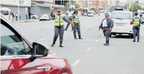  ?? | TUMI PAKKIES Independen­t Newspapers ?? DURBAN Metro Police conducted several vehicle checkpoint­s in the greater Durban area this week as part of law officials’ determinat­ion to ensure safety on local roads over the festive season.
