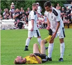  ?? Fotos: Dirk Sing ?? Emotionen pur: Die Mannschaft des FC Ehekirchen II bejubelt den Aufstieg (oben), Abteilungs­leiter Markus Bissinger herzt Torschütze Marcus Scheuermay­er (unten rechts). Von Krämpfen geplagt absolviert­en die Spieler die Verlängeru­ng. Hier hilft Christoph...