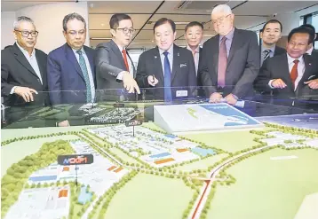  ??  ?? Ong (fourth left) is being briefed by Soam (third left) during the launch of MCKIP’s new office yesterday. — Bernama photo