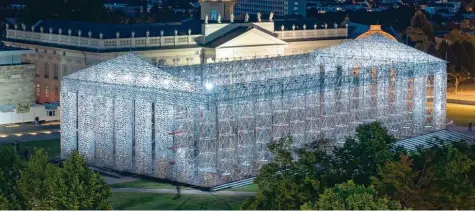  ?? Foto: Uwe Zucchi, dpa ?? Der „Parthenon of Books“der argentinis­chen Künstlerin Marta Minujín ist eines der Kunstwerke der documenta 14 in Kassel. An der Umsetzung des Projekts haben sich auch die Aktiven der Bücherdreh­scheibe Diedorf beteiligt.