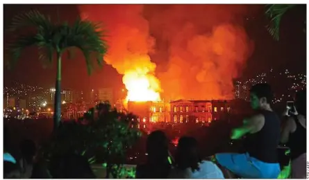  ??  ?? Le feu a dévasté l’établissem­ent créé en 1818, dans la nuit de dimanche à lundi, à Rio au Brésil.