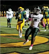  ?? GEORGE SPITERI — FOR THE MACOMB DAILY ?? Eastpointe’s Maurice Davis scores a touchdown against Grosse Pointe North in a MAC Gold Division game on Oct. 2. The Shamrocks take a 3-0record into a game against undefeated Roseville on Friday.