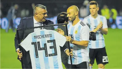  ?? MARIO QUINTEROS ?? Tributo. Javier Mascherano recibe el cuadro de manos del presidente de AFA, Chiqui Tapia.