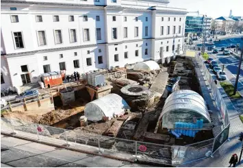  ?? Foto: Silvio Wyszengrad ?? Erd und Gesteinssc­hichten, die die Stadtgesch­ichte widerspieg­eln, gibt es neben dem Theater zu entdecken. Ein Teil wird einem römischen Wehrgraben zugeordnet.