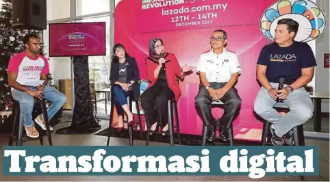  ??  ?? DARI kiri Ketua Pegawai Pemasaran Lazada Andrew Gnanantham, Tan, Hafsah, Azizan dan Ressell berkongsi pengalaman dalam forum transforma­si e-dagang, baru-baru ini.