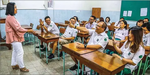  ??  ?? KEMBALI KE KELAS: Margaretha Sri Rahayu (kiri) berdialog dengan alumni SMP Santa Maria angkatan 1995 kemarin. Reuni yang dilaksanak­an di sekolah itu berlangsun­g seru.