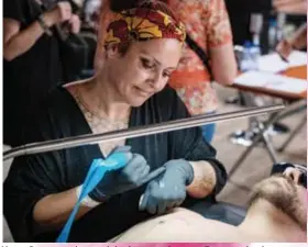  ??  ?? Mama Peggy aan het werk in de tattooshop van Tomorrowla­nd.