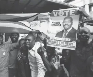  ??  ?? Des partisans du parti d’opposition MDC au Zimbabwe fêtant la victoire qu’ils affirment avoir remporté à la présidenti­elle, le 31 juillet 2018 dans les rues de Harare.