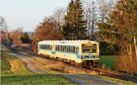  ?? Archivfoto: Hubert Teichmann ?? Zwischen Mai und September ist die Staudenbah­n wieder regelmäßig zwischen Markt Wald und Augsburg unterwegs. Saisonauft­akt ist am 21. April mit einem Frühlingsf­est in Markt Wald.