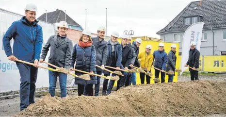  ?? FOTO: ANJA KÖHLER ?? Den symbolisch­en Spatenstic­h vollziehen (von links) Klemens Mauderer (i+R), Markus Burtscher (i+R), Ingrid Sauter, Mario Bischof (i+R), Jörg Bischof (ZVG, LZGruppe), Georg Schellinge­r, Manuel Plösser (Architekt), Manfred Deutelmose­r, Karl Gälle, Robert Miller (ZVG, LZ-Gruppe), Andreas Bodenmülle­r (ZVG, LZ-Gruppe) und Werner Plösser (Architekt).