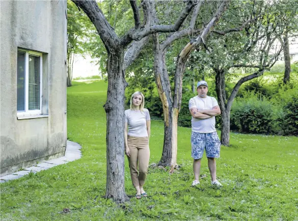  ?? Jana Madzigon ?? Benny und Tali B. in einem Park in Wien. Die beiden waren nie arbeitslos, können sich das Leben aber kaum noch leisten.