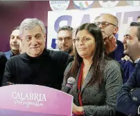  ?? Ansa ?? Circondata Jole Santelli, neo governatri­ce della Calabria insieme al forzista Antonio Tajani