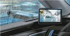  ?? FOTO: LEXUS/DPA ?? Heute: Im Lexus ES lassen sich auch Zusatzinfo­rmationen in den elektronis­chen Rückspiege­l einblenden – zudem entfällt der schwierige Blick durch regennasse Scheiben.