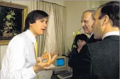  ?? Zuma Press / Magnolia Pictures ?? APPLE CEO Steve Jobs, left, is shown during a meeting in 1985 in Gibney’s new documentar­y, “Steve Jobs: “The Man in the Machine.”