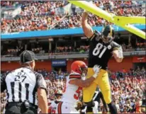  ?? TIM PHILLIS — THE NEWS-HERALD ?? The Steelers’ Jesse James hurt the Browns with two touchdown receptions on Sept. 10.