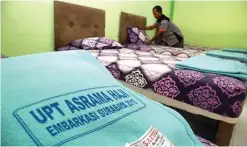  ?? DITE SURENDRA/JAWA POS ?? DIRAPIKAN: Kamar Asrama Haji dibersihka­n petugas. MInggu depan menerima jamaah.