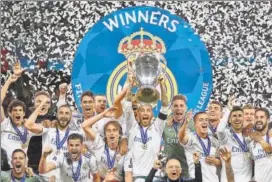  ?? REUTERS ?? Real Madrid celebrate with the trophy at the NSC Olympic Stadium in Kiev on Saturday.