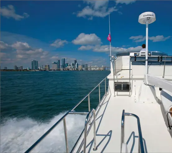  ??  ?? La plate-forme supérieure est dédiée à l’annexe. Une option permet de rejoindre la terrasse depuis le pilothouse. À l’avant, le fly surélevé et son poste de pilotage sont aussi optionnels.