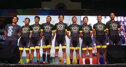  ??  ?? HINDI nagpahuli ang Bicycology Shop-Philippine Army team sa LBC Ronda.