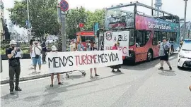  ?? ABDT / ACN ?? Los manifestan­tes impiden el paso del Bus Turístic