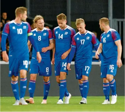  ??  ?? LAMENTO. Jugadores de Islandia muestran su frustració­n, tras ser empatados al final del partido por Francia.