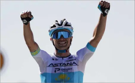  ??  ?? Lutsenko est devenu le premier coureur kazakh à remporter une étape du Tour de France depuis Alexandre Vinokourov, vainqueur en  à Revel (Haute-Garonne). Le Britanniqu­e Adam Yates (Mitchelton, ci-dessous) a conservé son Maillot Jaune. (Photos AFP)