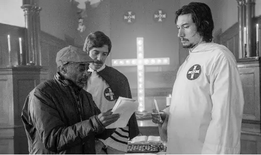  ?? ?? Spike Lee (left) with actors Topher Grace (centre) and Adam Driver on the set of ‘BlacKkKlan­sman’.