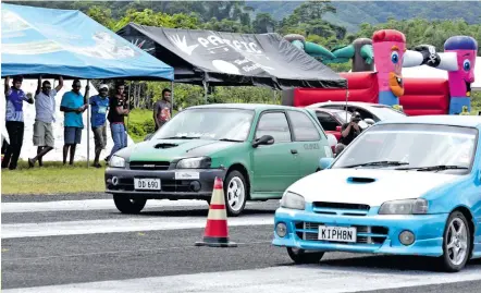  ?? Photo: Vilimoni Vaganalau ?? Cars line-up for the Fiji Car Club drag race at the Nanuku Aerodrome in Pacific Harbour, Deuba on December 31, 2017.