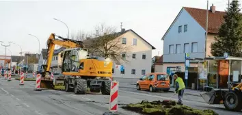  ?? Foto: Anke Maresch ?? Die Bagger haben jetzt die ersten Teile des Provisoriu­ms in der Bürgermeis­ter‰Wohlfarth‰Straße im Königsbrun­ner Zentrum entfernt.
