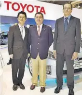  ?? ?? EXCELENTES RELACIONES Posando con los máximos responsabl­es de Toyota.