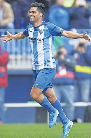  ??  ?? GOL DE CHORY CASTRO. El uruguayo festeja el tanto que dio la victoria al Málaga.