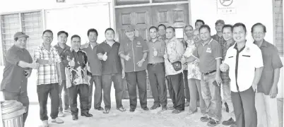  ??  ?? PARA pemimpin gereja merakamkan gambar kenangan bersama Ewon (tengah) di hadapan pintu masuk gereja.