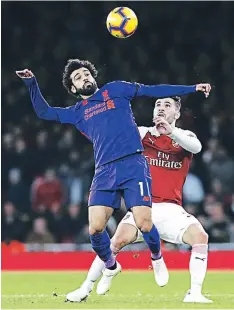  ?? FOTO: AFP ?? El egipcio Mohamed Salah cuida la pelota ante la presión del bosnio Sead Kolasinac durante el juego en el Emirates Stadium.