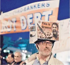  ?? FOTO: AFP ?? Un grupo de partidario­s del gobierno se manifiesta ayer afuera del Parlamento, en Atenas.