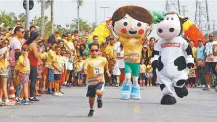  ?? FOTOS LUIZ ACKERMAN/AGÊNCIA O DIA ?? Cerca de 1.100 crianças e adolescent­es completara­m o percurso e foram recebidos com medalha de participaç­ão na linha de chegada