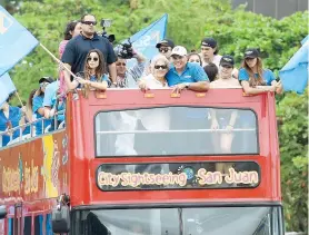  ??  ?? A pesar del retraso de la caravana por las múltiples actividade­s que realizó Iván en su natal pueblo de Vega Baja, su sonrisa nunca se borró y arribó finalmente al Coliseo de Puerto Rico en Hato Rey, donde la jornada cerró con una fiesta de pueblo con...