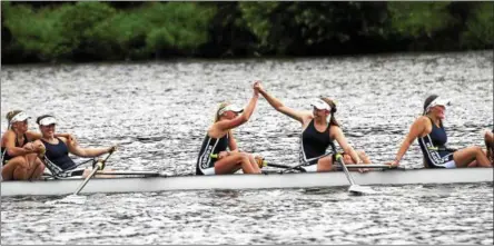  ?? STAN HUDY — SHUDY@DIGITALFIR­STMEDIA.COM ?? The Saratoga Rowing Associatio­n girls varsity eight middle four of Megan Varcoe, Helaina Howe high-five (middle) as Olivia Dolan is hugged by Stella Haley (left) after winning gold yesterday at the Scholastic Rowing Associatio­n of America national...