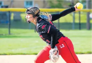 ?? GARY MIDDENDORF/DAILY SOUTHTOWN ?? Abby Dunning delivers a pitch during a game against Lockport on May 11.