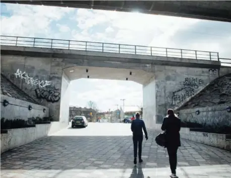  ?? FOTO: SACHARIAS KÄLLDÉN ?? GÅNGTUNNEL­N. Socialdemo­kraterna vill göra om Årstabergs station så att det går snabbare och tryggare att ta sig mellan bussar, pendeltåg och Tvärbanan.