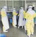  ??  ?? Miembros de Médicos Sin Fronteras trabajan un caso de ébola.